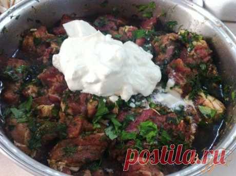 Мясо по-грузински: https://luc.pozdravitelnyj.ru/kulinariya/myaso-po-gruzinski/  Такое мясо готовится неожиданно просто и легко, и получается всегда очень вкусным.