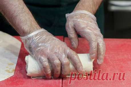 Россияне массово отравились шаурмой. В Братске Иркутской области произошло массовое отравление шаурмой — за медицинской помощью обратились более 35 человек. По данным следователей, блюдо, после которого у россиян ухудшилось самочувствие, было куплено в кафе быстрого питания «Шаурму хочу». 11 человек попали в больницу.