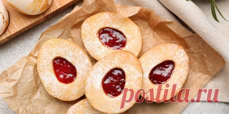 Пасхальное печенье с клубничным джемом: рецепт — Лайфхакер Пасхальное печенье с джемом готовится просто. Для него понадобится формочка в виде яйца, её можно заказать на маркетплейсах.