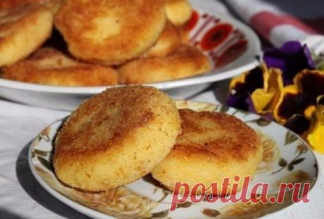 Манники жареные

Ингредиенты:
-Молоко — 100 мл
-Вода — 100 мл
-Соль — 1/3 ч. л.
-Сахар — 1 ст. л.
-Манная крупа — 60 г
-Яйцо — 1 шт.
-Панировочные сухари
-Подсолнечное масло для жарки

Приготовление:
1. Молоко смешиваем с водой. Можно, конечно, готовить манники и только на одном молоке без добавления воды. Тогда вкус у них будет более сливочный. Но с водой получается диетический вариант.
2. Разбавленное водой молоко ставим на плиту. Добавляем соль и сахар.
3. Когда молоко ...