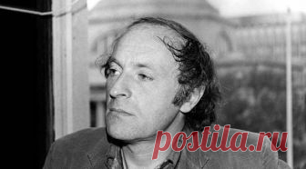 Мне говорят, что нужно уезжать.
Да-да. Благодарю. Я собираюсь.
Да-да. Я понимаю. Провожать
не следует. Да, я не потеряюсь.

Ах, что вы говорите – дальний путь.
Какой-нибудь ближайший полустанок.
Ах, нет, не беспокойтесь. Как-нибудь.
Я вовсе налегке. Без чемоданов.

Да-да. Пора идти. Благодарю.
Да-да. Пора. И каждый понимает.
Безрадостную зимнюю зарю
над родиной деревья поднимают.

Все кончено. Не стану возражать.
Ладони бы пожать – и до свиданья.
Я выздоровел. Нужно уезжат...