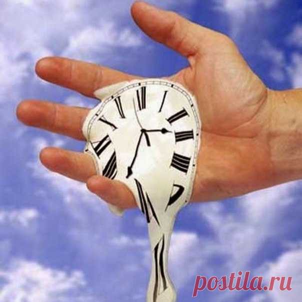 Ясный ум среди глупцов подобен человеку, у которого часы идут правильно, тогда как все городские часы поставлены неверно. Он один знает настоящее время, но что ему от этого? — весь город живёт по неверно поставленным часам, в том числе даже тот, кто знает, что только его часы показывают верное время.

(Артур Шопенгауэр, 