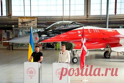 Зеленский посидел в кресле истребителя F-16 во время визита в Данию. Президент Украины Владимир Зеленский посидел в кресле пилота истребителя F-16 во время визита в Данию. На снимке Зеленский сидит в самолете с премьер-министром страны Метте Фредериксен. В подписи к публикации он указал, что переговоры были конкретные и содержательные, а также поблагодарил власти страны.