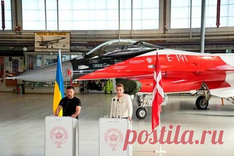 Зеленский посидел в кресле истребителя F-16 во время визита в Данию. Президент Украины Владимир Зеленский посидел в кресле пилота истребителя F-16 во время визита в Данию. На снимке Зеленский сидит в самолете с премьер-министром страны Метте Фредериксен. В подписи к публикации он указал, что переговоры были конкретные и содержательные, а также поблагодарил власти страны.
