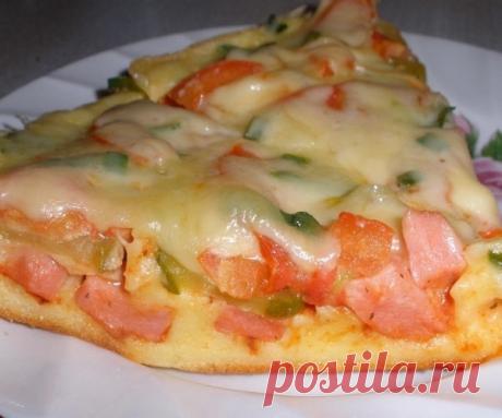 ПИЦЦА НА СКОВОРОДЕ ЗА 5 МИНУТ. ЛЕГКО И ПРОСТО!!! СПРАВИТСЯ ДАЖЕ РЕБЕНОК!!!

Девочки, нашла на просторах интернета, эту замечательную пиццу. Сразу испробовала - ребенок не поверил, что я уже успела приготовить пиццу, думал, что разыгрываю его. Сказал, что у нее один недостаток - очень маленькая. 
Это его любимое блюдо, которое он может есть постоянно. Так что такой шустрый рецепт для меня стал настоящим спасением. У нас её уже перепробовали все кто только мог, надеюсь и вам...