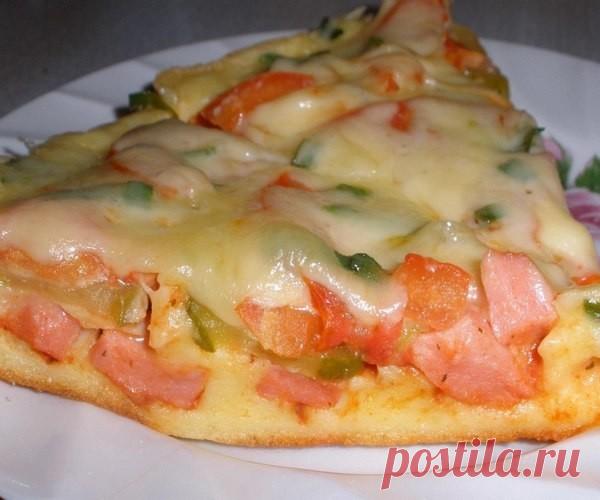 ПИЦЦА НА СКОВОРОДЕ ЗА 5 МИНУТ. ЛЕГКО И ПРОСТО!!! СПРАВИТСЯ ДАЖЕ РЕБЕНОК!!!

Девочки, нашла на просторах интернета, эту замечательную пиццу. Сразу испробовала - ребенок не поверил, что я уже успела приготовить пиццу, думал, что разыгрываю его. Сказал, что у нее один недостаток - очень маленькая. 
Это его любимое блюдо, которое он может есть постоянно. Так что такой шустрый рецепт для меня стал настоящим спасением. У нас её уже перепробовали все кто только мог, надеюсь и вам...