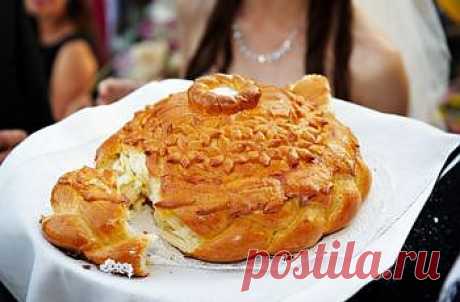 Встреча молодых с караваем : Обряды и традиции. ( еще на https://www.gorko.by/svadbaencyclopedia/6090-vstrechamolodyhhlebsoliu.html).