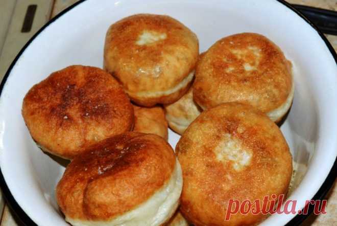 Кто помнит школьные беляши? Оказывается готовить их проще простого! Многие помнят эти беляши, которые были в столовых – стоили они копейки, но были довольно вкусным перекусом. Они настолько мне запомнились, что я долго искала рецепт именно таких, столовских вариантов беляшей. И, как мне кажется нашла.