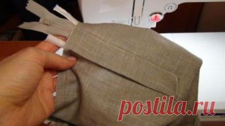 Это делается так: Под левый край разреза для застежки молнии вплотную к зубчикам приколоть и притачать тесьму молнии, проложив строчку специальной односторонней лапкой с лицевой стороны в край (1). Сколоть разрез, совмещая средние линии (2). Вторую тесьму молнии приколоть и притачать к обтачке правого края для з