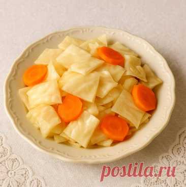 Маринованная капуста хрустящая за сутки

Такой способ хорош, когда хочется свежей солёной капустки без долгого брожения. Получается нежная, беленькая, со звонким хрустом и лёгкой сладостью.
Что потребуется
- капуста белокочанная – 1 вилка среднего размера
- морковь – 2 шт
- вода – 1 л
- сахар – 4 ст. л.
- соль – 2 ст. л. без горки
- уксус 9% – 80 мл
- растительное масло – 50 мл
- лавровый лист – 2 шт
- чеснок – 3 зубчика (по желанию)