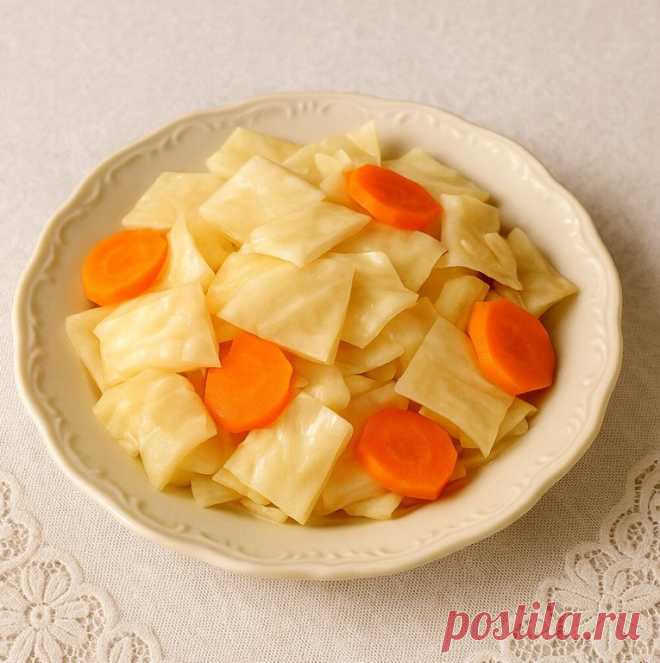 Маринованная капуста хрустящая за сутки

Такой способ хорош, когда хочется свежей солёной капустки без долгого брожения. Получается нежная, беленькая, со звонким хрустом и лёгкой сладостью.
Что потребуется
- капуста белокочанная – 1 вилка среднего размера
- морковь – 2 шт
- вода – 1 л
- сахар – 4 ст. л.
- соль – 2 ст. л. без горки
- уксус 9% – 80 мл
- растительное масло – 50 мл
- лавровый лист – 2 шт
- чеснок – 3 зубчика (по желанию)