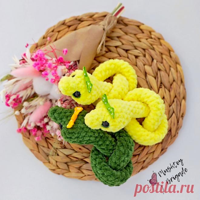 PDF Змейка крючком. FREE crochet pattern; Аmigurumi toy patterns. Амигуруми схемы и описания на русском. Вязаные игрушки и поделки своими руками #amimore - плюшевая змея, большая змейка из плюшевой пряжи.