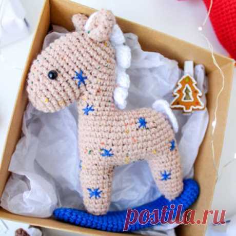 Лошадка-качалка амигуруми. Схемы и описания для вязания игрушек крючком! Бесплатный мастер-класс от @lamp_26 по вязанию лошадки-качалки крючком. Высота вязаной игрушки примерно 15 см. Для изготовления игрушечной лошади авто…