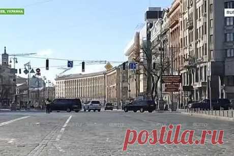 Отъезд Байдена из Киева попал на видео. Президент США Джо Байден покинул Киев на автомобиле, в сети появилось видео с его отъездом. Американский лидер посетил с необъявленным визитом украинскую столицу утром в понедельник, 20 февраля. Он прибыл в город на поезде из Польши, после чего встретился с президентом Украины Владимиром Зеленским.