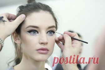 Цветные стрелки и тени на глазах как главный тренд лета 2018 Как носить цветные стрелки на глазах: почему цветные тени и яркий макияж глаз стал главным трендом лета 2018. Как его носить?
