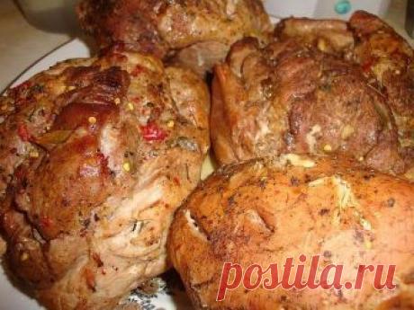 5 ВКУСНЕЙШИХ ВТОРЫХ БЛЮД 
1.Пьяная рулька.
2.Буженина по-домашнему 
!2!етки с картошкой в сметанно-томатном соусе! 
4.Мясные рулетики с картошкой в сливках
5.Курочка в кефире
1.Пьяная рулька.
Ингредиенты:
рулька свиная 1.5 кг
морковь 0.5 шт
шпиговать
зубчик чеснока 5 шт
шпиговать
масло подсолнечное без запаха по вкусу
смесь перцев по вкусу
соль по вкусу
приправы по вкусу по вкусу
горчица острая по вкусу
пиво светлое 500 мл
Приготовление:
Рульку обмыть и обсушить…
Нарезать ...