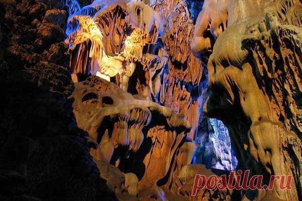 Эффектная пещера Тростниковой флейты / Туристический спутник