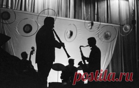 &quot;Жирафовидный истукан&quot; и оркестр эксцентричного танца. Как в России появился джаз. Александр Морсин — о первопроходце российского джаза и историческом выступлении первого джаз-банда, которое состоялось 1 октября 1922 года в Москве