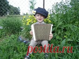 Выйди, Маня, на крылечко,
Ну, хотя б на полчаса.
До чего ж ты бессердечна,
Дожидаюсь три часа.
Я в тебе души не чаю,
Знай, в селе полно невест,
По одной тебе скучаю,
Каждый день иду пять верст.
Маня, Манечка, отрада,
Не томи, иссох, как жердь.
Я рулады – серенады
До рассвета буду петь.
Протоптал к тебе не тропку,
Словно в пашне борозду.
Знаешь, парень я не робкий,
Но боюсь тебя одну.
Выйди, Маня, на крылечко,
Притомился песни петь,
Не колечко, а уздечку
На тебя готов надеть.
