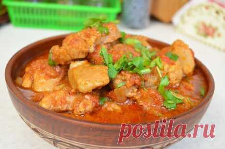 Очаровательный паприкаш из курицы

Надо взять:

- курица – 1 кг
- болгарский сладкий перец – 1 шт
- луковица – 1 шт
- чеснок – 3-4 зубчика
- перец чили – 0,5 шт
- бульон – 300-350 мл
- паприка сладкая – 1 ст.л
- мука пшеничная – 1 ч.л
- подсолнечное масло – 3-4 ст.л
- соль поваренная
дополнительно (для подачи):
- картофельное пюре
- сметана
- укроп свежий

Приготовление:

1. Прежде всего, необходимо подготовить овощи:

• болгарский перец нарезать крупной соломкой

• перец ...