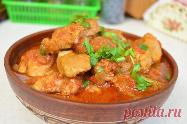 Очаровательный паприкаш из курицы

Надо взять:

- курица – 1 кг
- болгарский сладкий перец – 1 шт
- луковица – 1 шт
- чеснок – 3-4 зубчика
- перец чили – 0,5 шт
- бульон – 300-350 мл
- паприка сладкая – 1 ст.л
- мука пшеничная – 1 ч.л
- подсолнечное масло – 3-4 ст.л
- соль поваренная
дополнительно (для подачи):
- картофельное пюре
- сметана
- укроп свежий

Приготовление:

1. Прежде всего, необходимо подготовить овощи:

• болгарский перец нарезать крупной соломкой

• перец ...