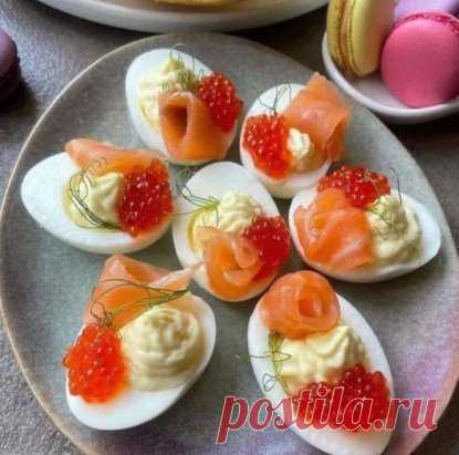 Простая и очень вкусная закуска
Отвариваю яйца в крутую, вынимаю желток и разминаю его с йогуртом и сладкой горчицей!
Всю эту массу возвращаю в сердцевину белка, добавляю немного икры и слабосоленой семги!
Приятного аппетита!