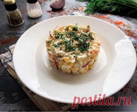 ​Салат из куриной грудки, кукурузы и сыра