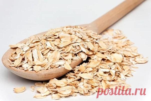 Как избавиться от отеков и стабилизировать давление? 

Покупаем в магазине хлопья геркулеса. При покупке этого продукта есть один нюанс: обязательно смотрите, чтобы на дне упаковки стояла цифра 1. Это означает, что эти хлопья самые крупные, и стараемся найти, чтобы срок годности не превышал 6 месяцев — так полезнее. 

На одну порцию берем 2 ст ложки хлопьев с верхом, промываем через дуршлаг в проточной воде, заливаем 300 мл крутого кипятка, кипятим пять минут и настаиваем ...