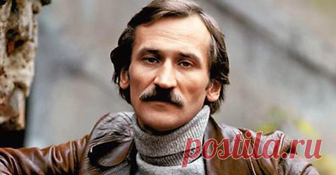 15 цитат Леонида Филатова о жизни, творчестве, любви, о времени и о себе Книга Леонида Филатова «Прямая речь» — это своеобразный сборник цитат, выдержек из интервью с актером разных лет. Эта мозаика постепенно складывается для читателя в цельную картинку размышлений актера о жизни, любви, достоинстве, искусстве, актерской профессии,творчестве, о вере, и свободе,...