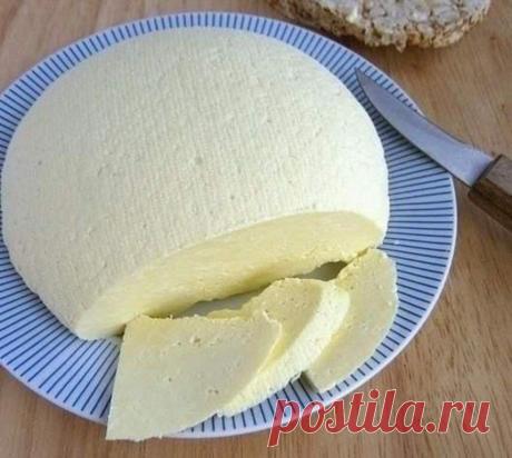 Готовим вкусный сыр в домашних условиях. 



ИНГРЕДИЕНТЫ: 

 1 литр молока 

 1 ст.л. соли 

 200-300 г. сметаны 

 3 яйца 



ПРИГОТОВЛЕНИЕ:

Молоко ставим кипятить, посолив его. В это время взбиваем сметану с яйцами. Как молоко закипит, добавляете сметанную смесь и помешивая кипятите около 5 мин. как только масса отделиться от сыворотки, откидываем эту массу на ситечко.(У меня сита металлического не было,использовала марлю). Даем полностью стечь жидкости. Через несколько часов можно есть!