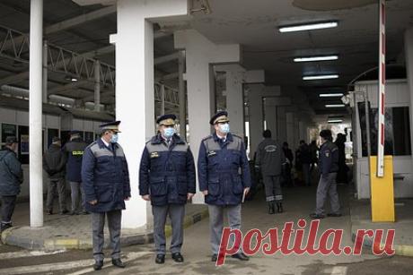 Украинца задержали на границе в Румынии за попытку провезти оружие. Гражданина Украины задержали на пограничном пункте Викову-де-Сус в Румынии за попытку незаконно провезти арсенал оружия и припасов, в том числе военные каски, форму, беспилотник. Все это было спрятано в багажнике. В машине был еще один пассажир, также гражданка Украины.