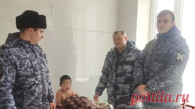 В Астраханской области спали ребенка, провалившегося в ледяную реку. В Астраханской области росгвардейцы помогли ребенку выбрать из ледяной воды на реке Бахтемир. Об этом сообщили в пресс-службе Южного округа войск национальной гвардии Российской Федерации. Инцидент произошел 1 марта в селе Икряное. ...