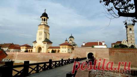 Румыния. Крепость Алба Юлия в Трансильвании Алба-Юлия один из самых древних городов не только Трансильвании, но и всей Румынии Расположен на реке Муреш, в 270 км к северо-западу от Бухареста. Население — 58 681 житель (2011).Алба-Юлия имела пол...
