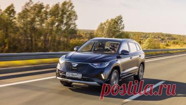 Как Volkswagen тайком вернулся в Россию, но никто не заметил. Когда-то Jetta была просто моделью Volkswagen, а потом стала целым брендом для небогатых китайцев. Теперь ее флагманский кроссовер VS7 официально и с гарантией продается в России. Это машина, у которой под капотом — старый добрый 1.4 TSI, в основе — платформа MQB, а в прайс-листе — надежда, что россияне ностальгируют по "народным фольксвагенам". Стоит ли своих денег удешевленный германский ordnung или это просто…