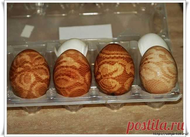 Красим пасхальные яйца