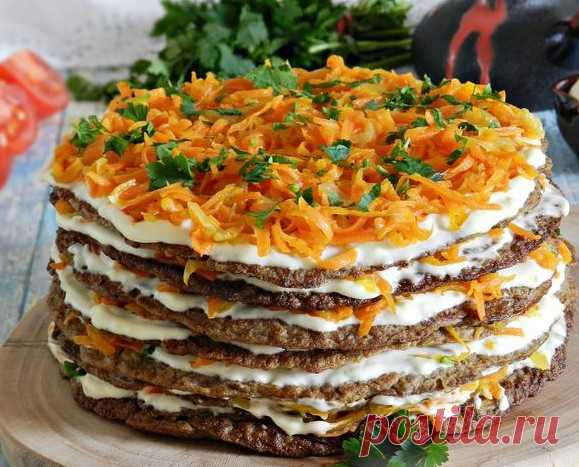 Печеночный торт из куриной печени - Вкусные идеи Печеночный торт из куриной печени – это великолепное закусочное блюдо из доступных продуктов. Как и любой торт, он складывается из коржей и прослаивается