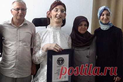 Самая высокая женщина в мире рассказала о своей жизни. Турчанка Румейса Гельги из города Сафранболу была признана самой высокой женщиной в мире из ныне живущих. Рост 24-летней рекордсменки составляет 215,16 сантиметра. Турчанка рассказала, что ее высокий рост объясняется редчайшим генетическим заболеванием — синдромом Уивера.