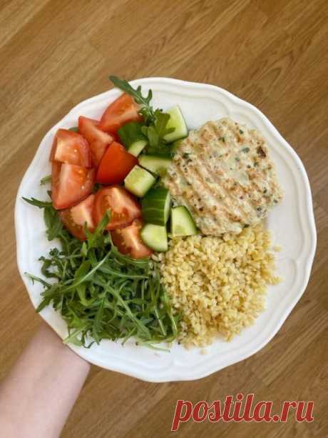 Варианты обедов
Рис/гречка/макароны, курица, овощи на гриле и салат из свежих овощей.