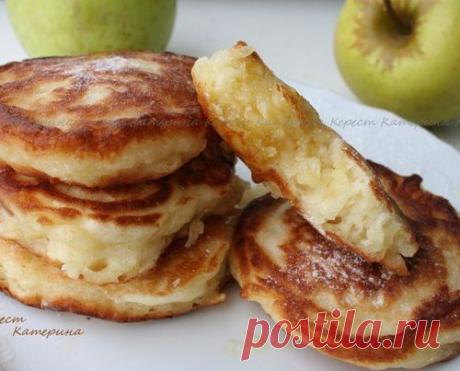 Пышные и нежные оладьи с яблоком