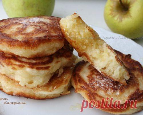 Пышные и нежные оладьи с яблоком