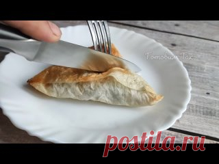 Треугольники из лаваша с начинкой. Рецепт приготовления вкусного перекуса за 10 минут Начинка:- колбаса полукопчëная;- маринованные огурцы;- яйцо;- сыр;- зелень;- перец чёрный молотый;- соль. Лаваш завернуть конвертом. Обжарить на сковороде в растительном ( можно добавить сливочное) масле с каждой стороны, огонь средний.