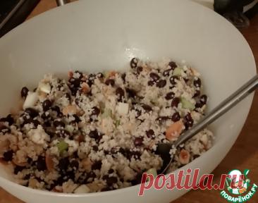 Лимон, фасоль и жаренный миндаль. Салат из фасоли "черный глаз" с лимоном и жареным миндалем, приготовленный на скорую руку с бульгуром, петрушкой и мятой - очередное пряное блюдо от шеф-повара Йотама Оттоленгги из его знаменитой рубрики"И снова пробуем классику". Салат готовится быстро и подается, как самостоятельное блюдо, так и в качестве гарнира к жареному на гриле рыбе или мясу.