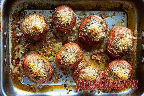 Запеченный картофель Хассельбак

Запеченный картофель - это вкусно. И имеет право быть в праздничном меню

Картофель можно приготовить не только вкусно, но и красиво! К тому же это полезно!
