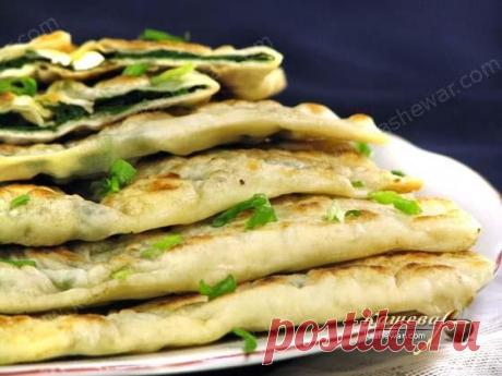 Гёзлеме с сыром и шпинатом.