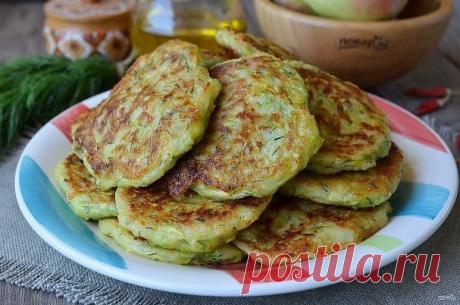 Кабачковые оладьи с сыром и зеленью  Кабачковые оладьи с сыром и зеленью 
Ингредиенты: 
-Кабачок — 1 Штука 
-Сыр твёрдый — 100 Грамм 
-Яйцо — 1 Штука 
-Укроп — 1 Пучок 
-Мука — 3 Ст. ложки 
-Соль — По вкусу 
-Перец чёрный молотый — По вкусу 
-Растительное масло — По вкусу (для жарки) 
Количество порций: 2-3 
Как приготовить "Кабачковые оладьи с сыром и зеленью" 
1. Подготовьте продукты. Вымойте кабачок, срежьте кончики. Зелень сполосните, порежьте мелко. Натрите сыр на мел...