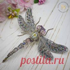 Привет!Я с еще одной стрекозкой. Это мой давно обещанный долг.Поэтому она не продается!Листайте ➡️ там есть видео, качество которого съел Инстаграм 😄В ближайшие дни будет еще пара-тройкастрекоз))), одна из которых будет в свободной продаже😉. ♡♡♡♡♡♡♡♡♡♡♡♡♡♡♡♡♡♡♡♡♡♡🦋Материалы:•Кристаллы и биконусы #Swarovski;•Чешские бусины;•Японский бисер;•Японская буловочка;•Метал. фурнитура;•Итальянская кожа.Размер: 8.3х9 см, вес: 14 грамм. ♡♡♡♡♡♡♡♡♡♡♡♡♡♡♡♡♡♡♡♡♡♡#брошьстрекоза #брошьнасекомое #брошьмотылек #