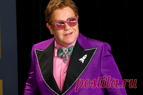 Элтон Джон вспомнил о попытке усыновить украинского ребенка. Британский певец Элтон Джон вспомнил, что в 2009 году ему и его супругу Дэвиду Фернишу не позволили усыновить украинского ребенка по имени Лев. Артист рассказал, что мальчику было 14 лет, у него была ВИЧ-инфекция. Джону не разрешили стать его отцом из-за его гомосексуальности и возраста.