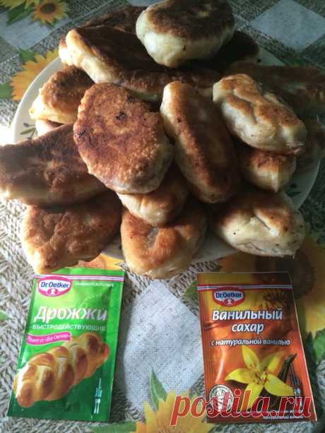 Вкусные сладкие  пирожки на дрожжевом тесте. Начинка зависит от вас.  Получается очень вкусно, понравится всем. Детишки и взрослые будут в восторге!