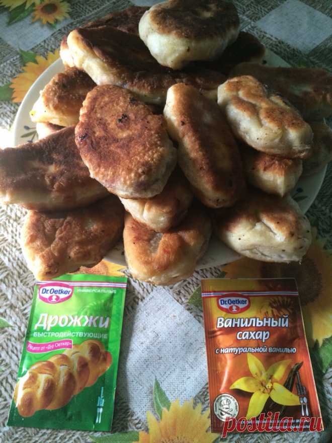 Вкусные сладкие  пирожки на дрожжевом тесте. Начинка зависит от вас.  Получается очень вкусно, понравится всем. Детишки и взрослые будут в восторге!