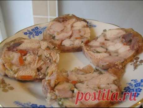 ​​Куриный сальтисон - вкусно, быстро, недорого 
Колбасу в магазине покупаю я довольно редко, но ей есть достойная домашняя замена! Куриный сальтисон приготовить достаточно просто. Попробуйте обязательно!

Ингредиенты:
1 куриная грудка
3 окорочка
5-6 долек чеснока
20 гр желатина
соль, черный перец, копченая паприка - по вкусу

Как готовить куриный сальтисон:

1. Мясо курицы отделить от костей и порезать на мелкие кусочки.
2. Добавить измельченный чеснок (через давилку), спе...